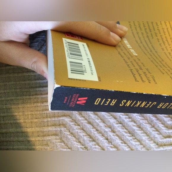 The Seven Husbands of Evelyn Hugo by Taylor Jenkins Reid - Picture 3 of 10